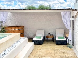 Salas de tratamiento para parejas, sauna y tina de hidromasaje