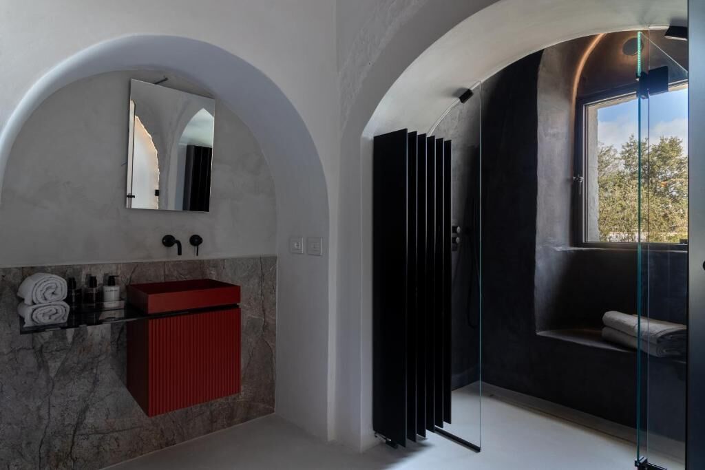 Suite romántica, 1 cama de matrimonio grande con sofá cama, vistas al viñedo | Baño | Artículos de higiene personal gratuitos, albornoces, zapatillas y bidé
