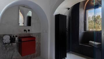 Suite romántica, 1 cama de matrimonio grande con sofá cama, vistas al viñedo | Baño | Artículos de higiene personal gratuitos, albornoces, zapatillas y bidé