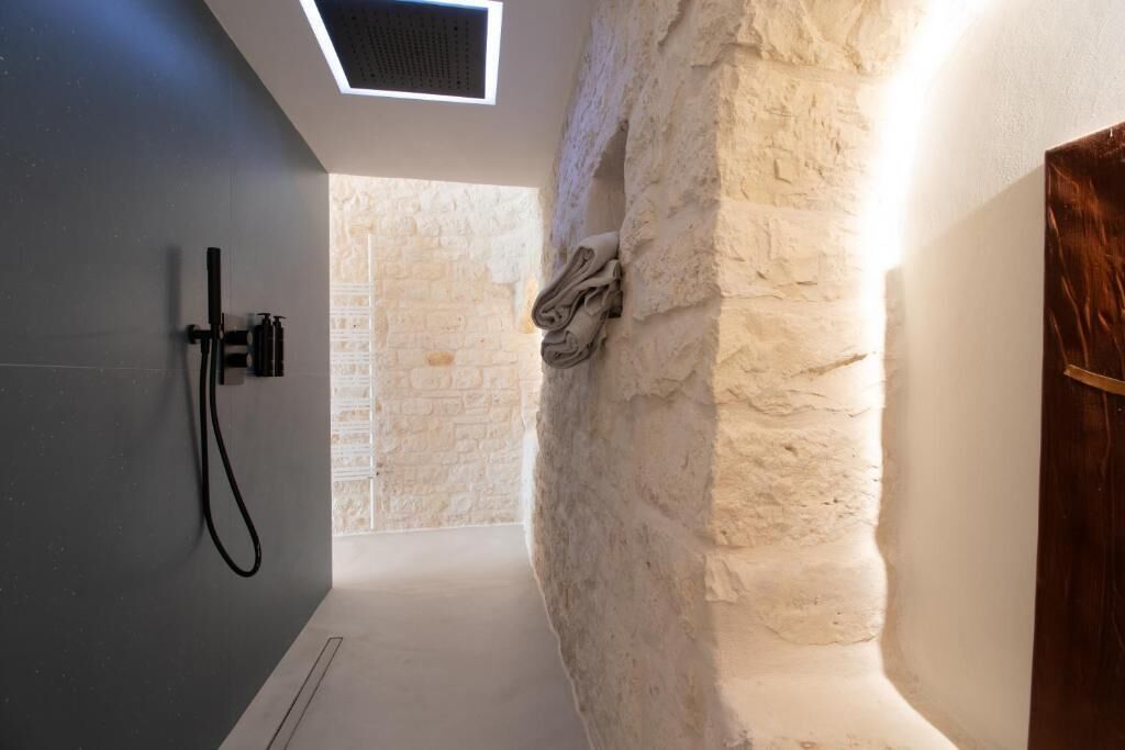 Suite exclusiva, en esquina | Baño | Artículos de higiene personal gratuitos, albornoces, zapatillas y bidé