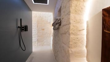 Suite exclusiva, en esquina | Baño | Artículos de higiene personal gratuitos, albornoces, zapatillas y bidé