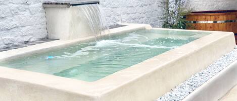 Espace de soins pour les couples, sauna, bain à remous, soins corporels