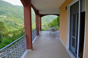 Outdoor dining - Vrbo Property (mezzanego)