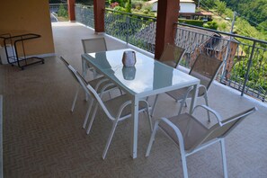 Outdoor dining - Vrbo Property (mezzanego)