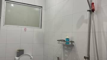 Een douche, een haardroger, handdoeken, zeep
