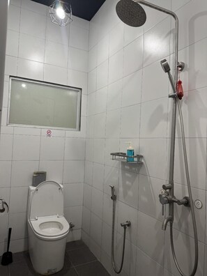 Een douche, een haardroger, handdoeken, zeep