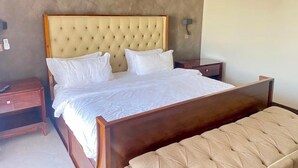 4 bedrooms, desk, iron/ironing board, free WiFi - House in Roma park pet friendly (Lusaka)