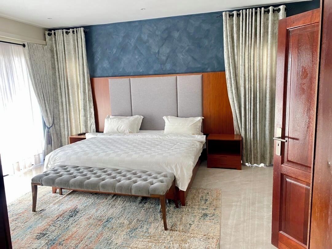 4 bedrooms, desk, iron/ironing board, WiFi (free)