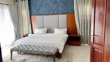 4 bedrooms, desk, iron/ironing board, WiFi (free)