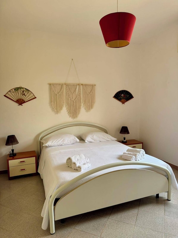 2 bedrooms, iron/ironing board, bed sheets