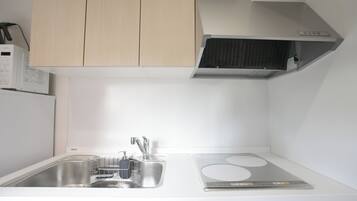 Comfort Quadruple Room (201) | Private kitchen | Fridge, microwave, stovetop, cookware/dishes/utensils