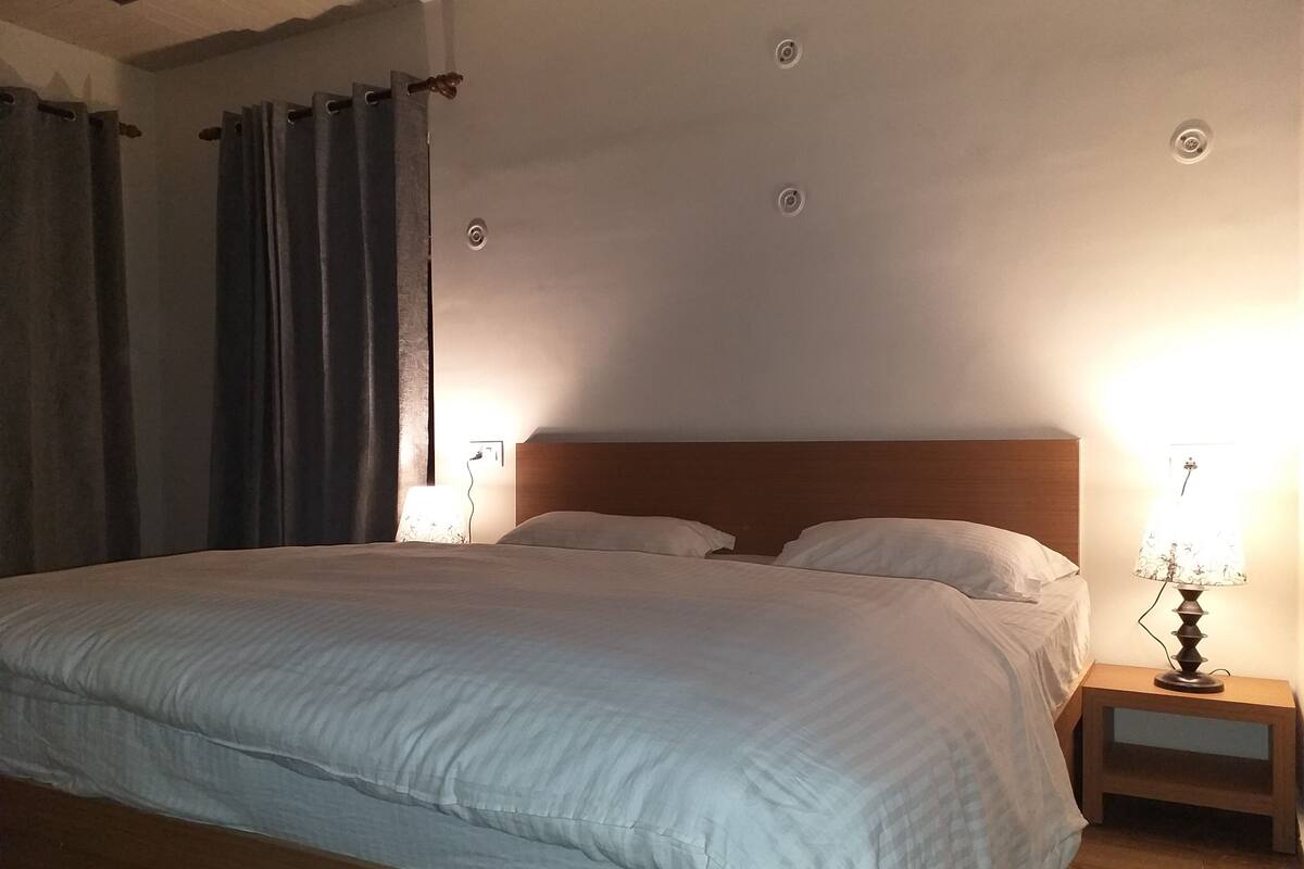 Chambre familiale double, balcon | Literie fournie