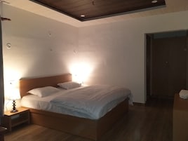 Habitación de lujo doble, balcón | Ropa de cama