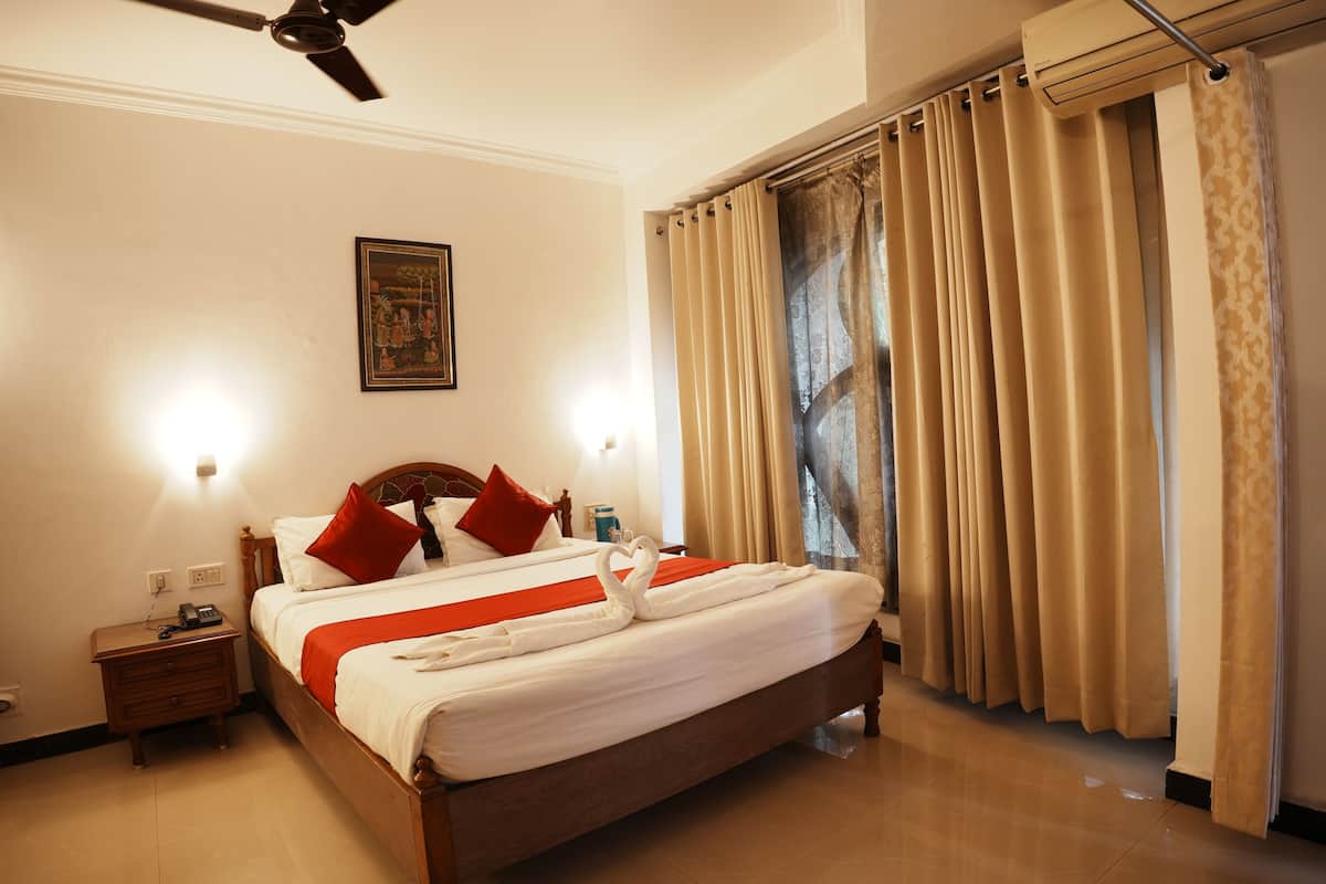 Luxury Room | Egyptian cotton sheets, premium bedding, memory foam beds, desk