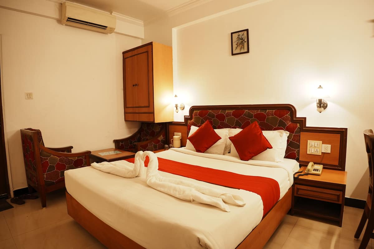 Deluxe Room | Egyptian cotton sheets, premium bedding, memory foam beds, desk