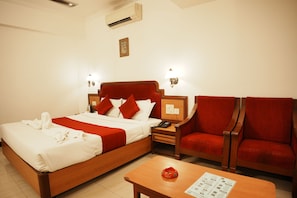 Deluxe Room | Egyptian cotton sheets, premium bedding, memory foam beds, desk