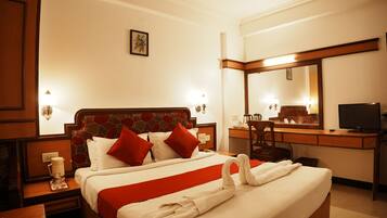Deluxe Room | Egyptian cotton sheets, premium bedding, memory foam beds, desk