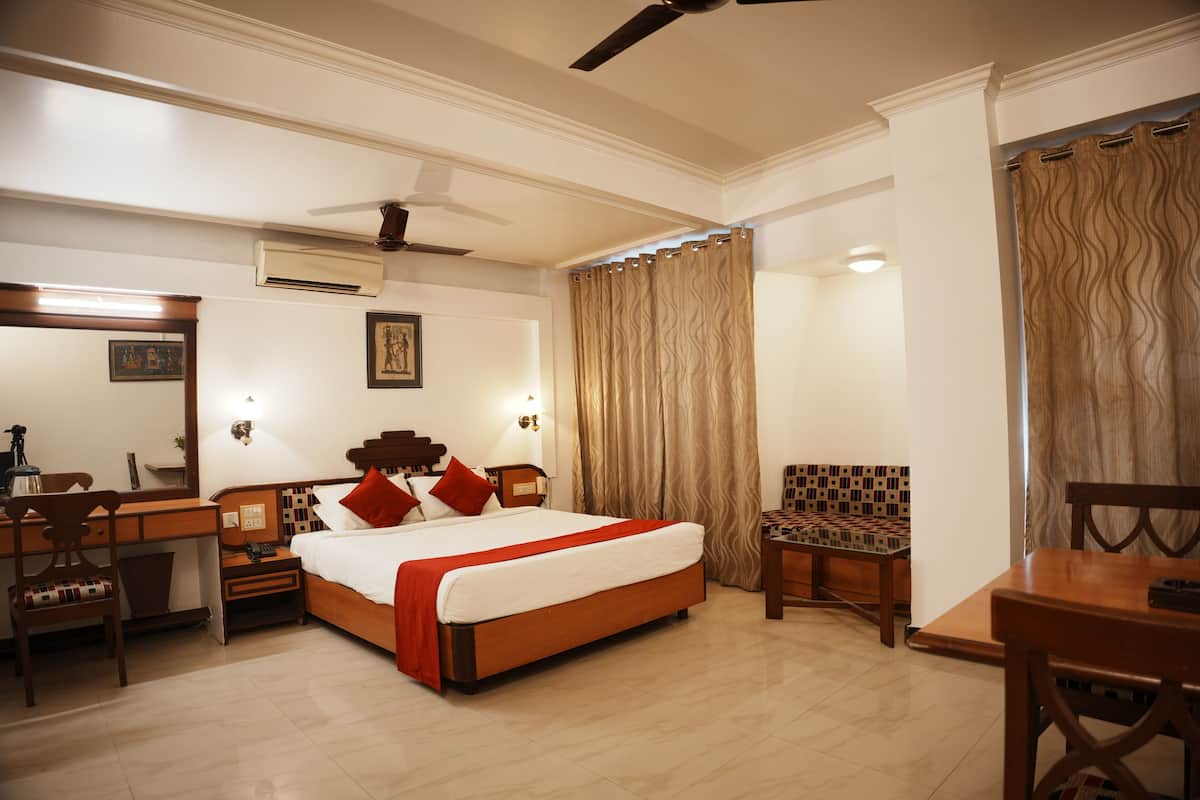 Premium Room | Egyptian cotton sheets, premium bedding, memory foam beds, desk
