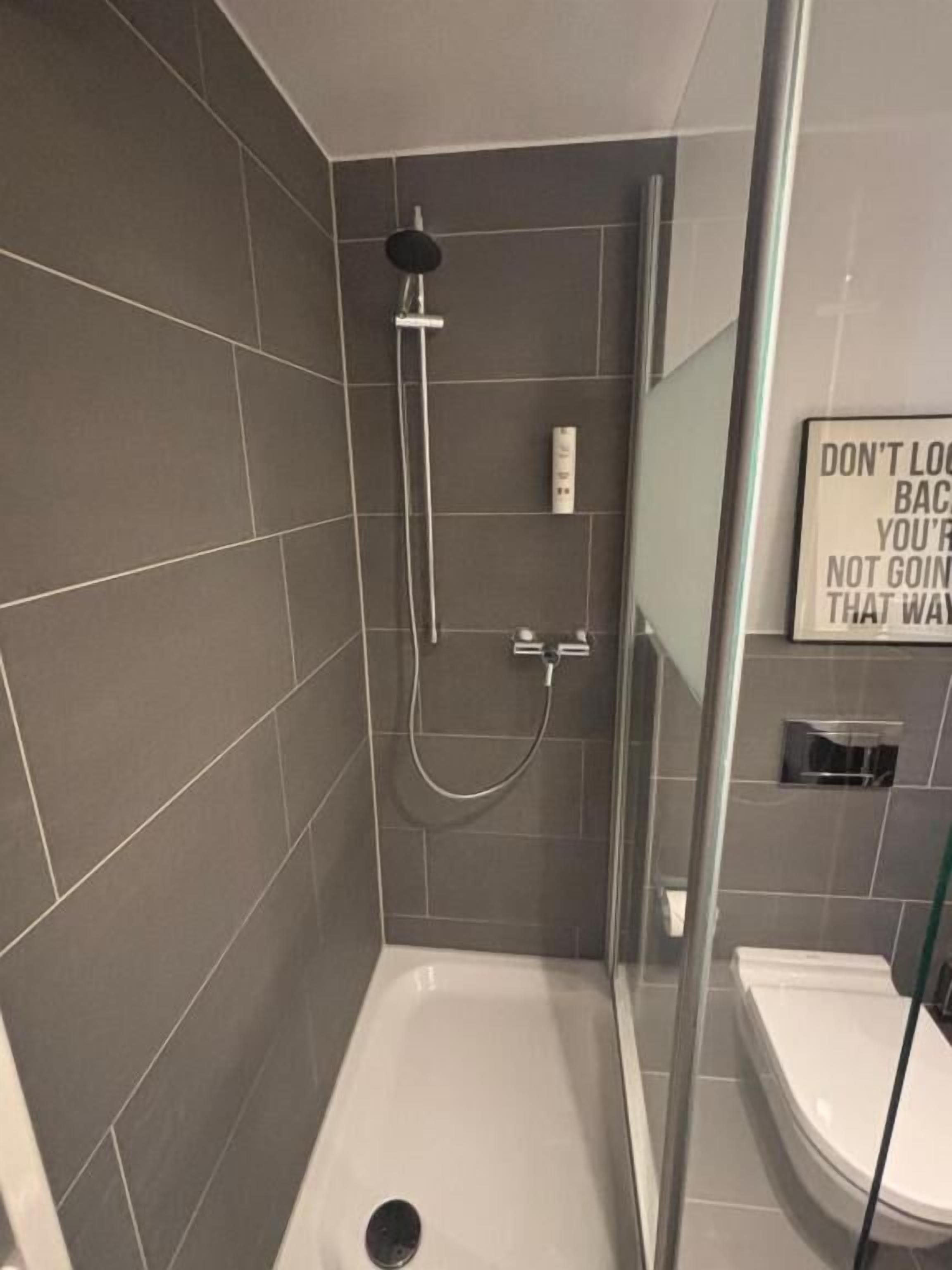 Doppelzimmer | Badezimmer | Dusche, kostenlose Toilettenartikel, Haartrockner, Handtücher