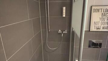 Doppelzimmer | Badezimmer | Dusche, kostenlose Toilettenartikel, Haartrockner, Handtücher