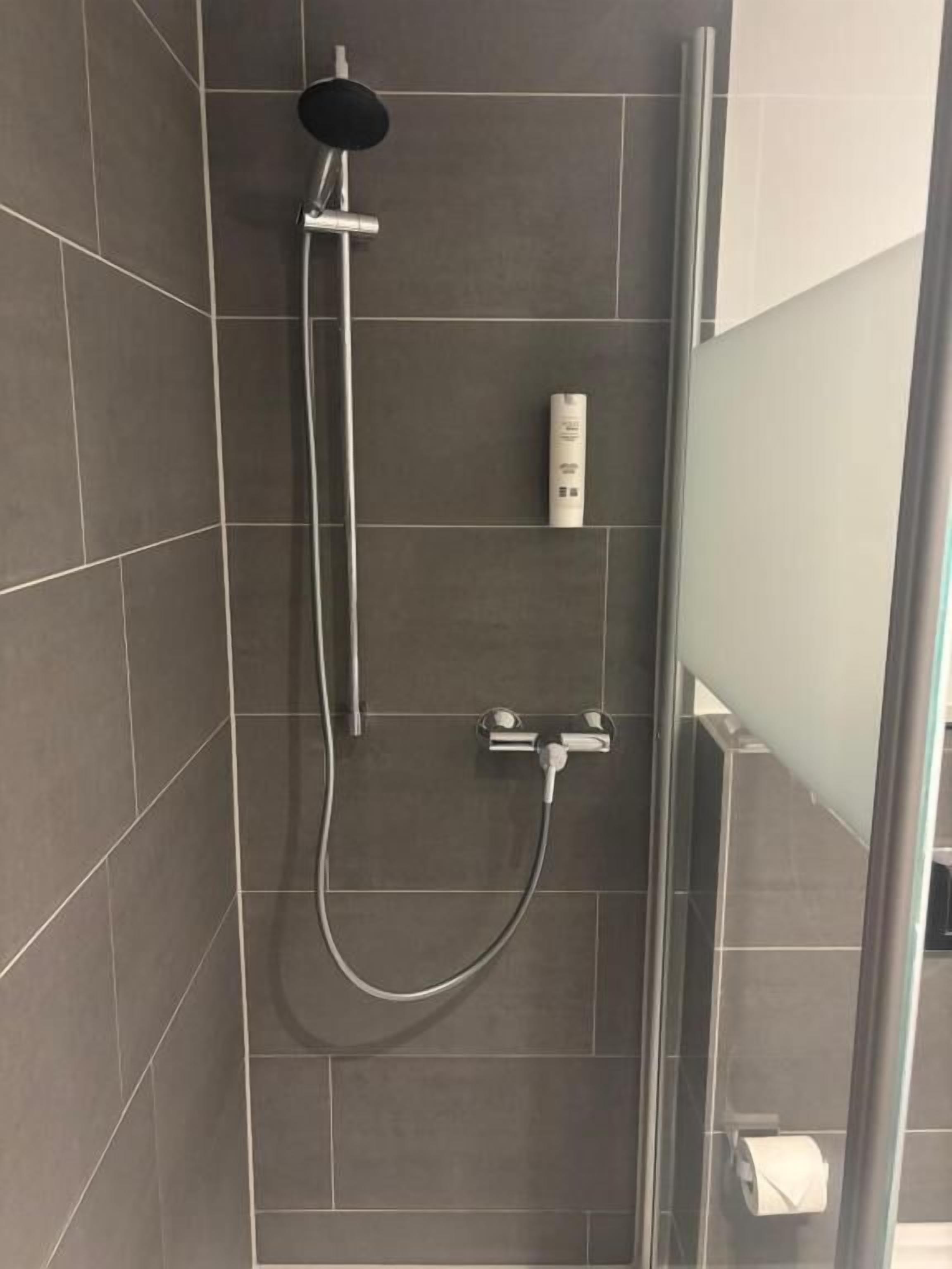 Habitación doble | Baño | Regadera, amenidades de baño gratuitas, secadora de cabello, toallas 