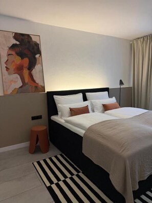 Hypo-allergenic bedding, free minibar, desk, laptop workspace - MY STAY - SMART HOTEL (Moenchengladbach)