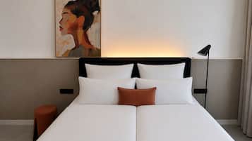 Habitación doble | Ropa de cama hipoalergénica, artículos del minibar gratis y escritorio