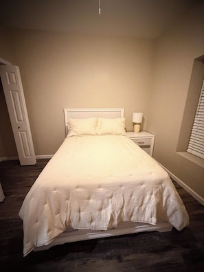3 habitaciones, tabla de planchar con plancha, wifi y ropa de cama 
