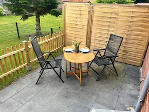 Outdoor dining - Apartment "Waldnähe" with Private Terrace, Garden, and Wi-Fi (Norden)