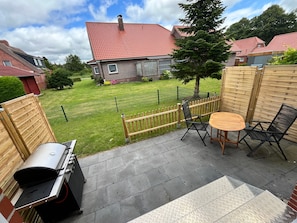 Outdoor dining - Apartment "Waldnähe" with Private Terrace, Garden, and Wi-Fi (Norden)