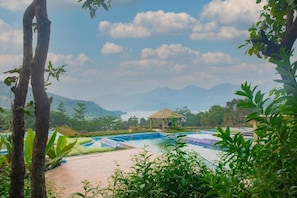 Una piscina al aire libre