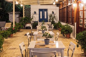 Outdoor dining - Stellina Hotel  (Sporades)
