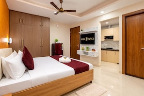 Desk, laptop workspace, iron/ironing board, free WiFi - Aurea Avasa Medanta- Sector 38 (Gurugram)