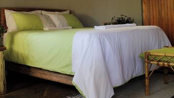 Tabla de planchar con plancha, wifi y ropa de cama