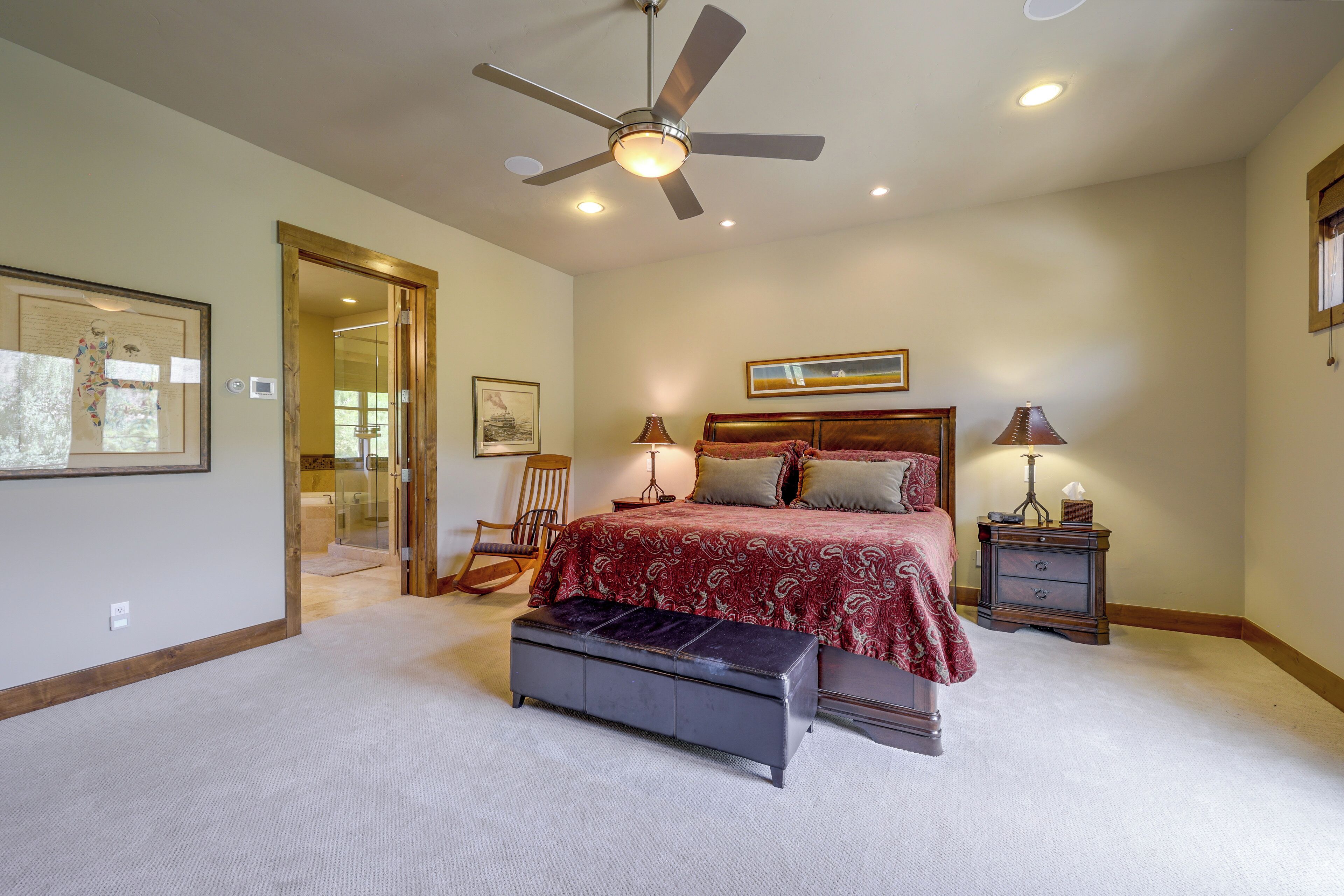 4 bedrooms, desk, iron/ironing board, Internet