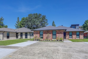A residential area with houses featuring brick exteriors and sloped roofs. - < 1 Mi to LSU Campus! Game Day Hub in Baton Rouge (Baton Rouge)