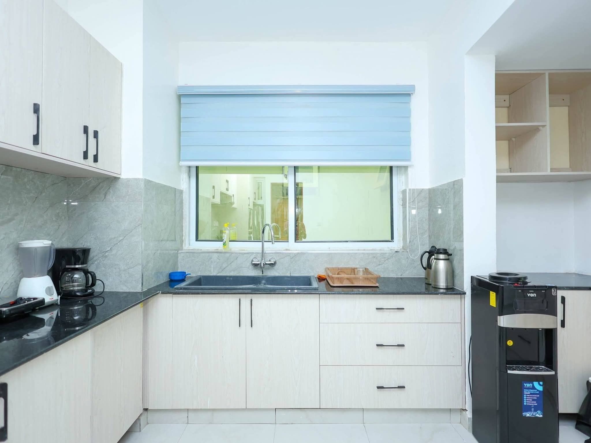 Refrigerador, microondas, lavavajillas, utensilios de cocina