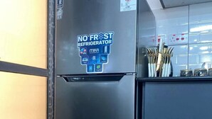 Un refrigerador MIKA de acero inoxidable con un adhesivo que dice 'NO FROST', una pantalla digital y un portacuchillos en la parte superior.