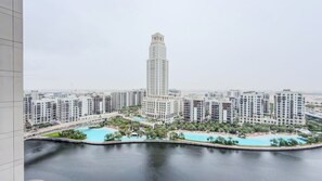 Ein Hochhaus mit Innenhof und Schwimmbecken.