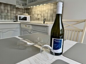 Wasserkocher mit Kaffee-/Teezubehör, Kühlschrank, Mikrowelle, Herdplatte
