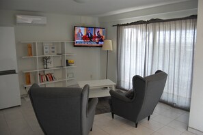 Living area - Charming villa with 3 bedrooms and sea view (Santa Bárbara de Nexe)