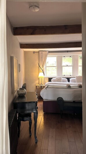 Room - Triangle Cottage - A beautifully restored and furnished luxury cottage for two (Hebden Bridge)