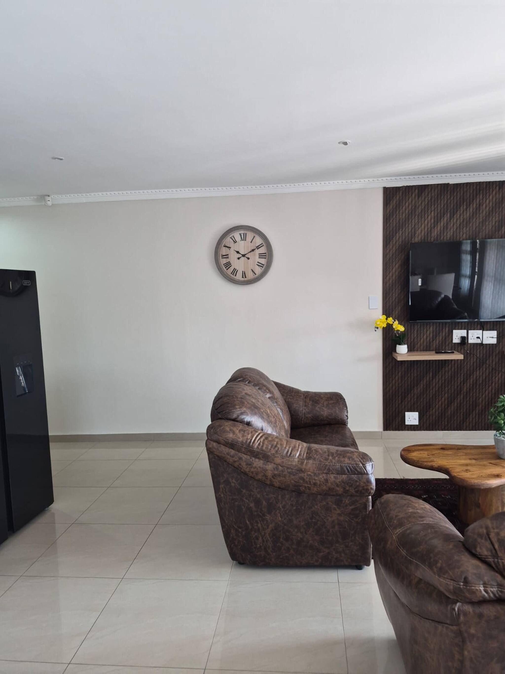Una televisión, una chimenea