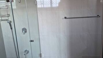 Dusche, Haartrockner, Handtücher