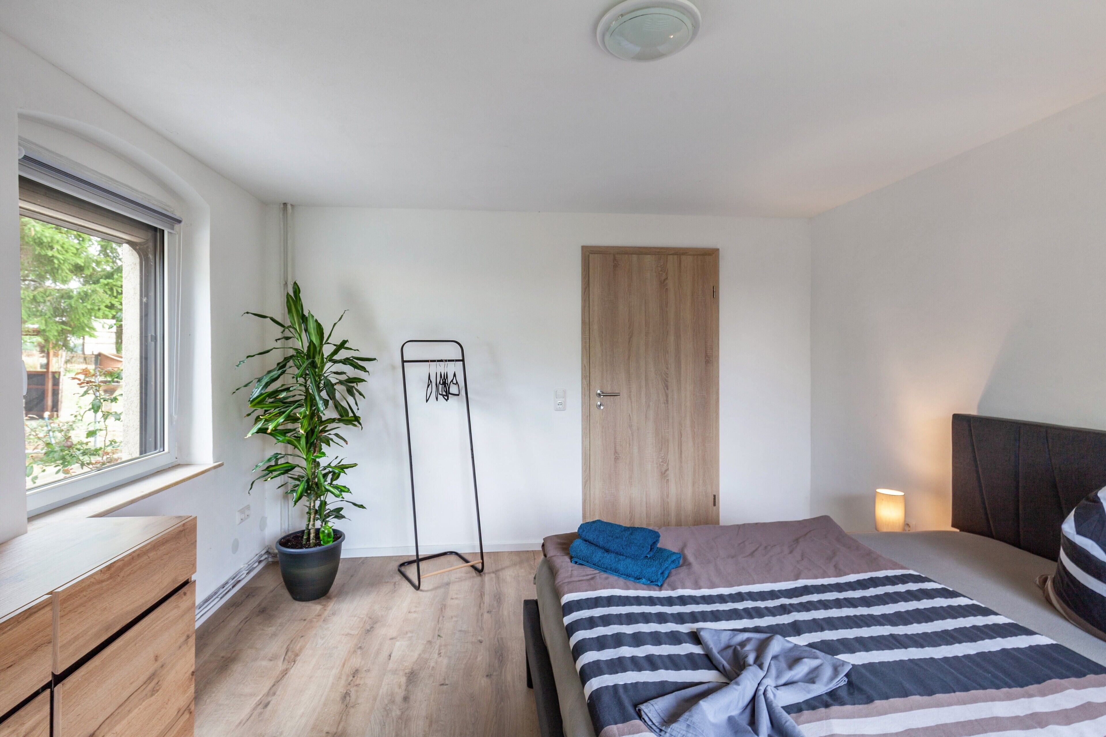 4 habitaciones, tabla de planchar con plancha, wifi y ropa de cama 