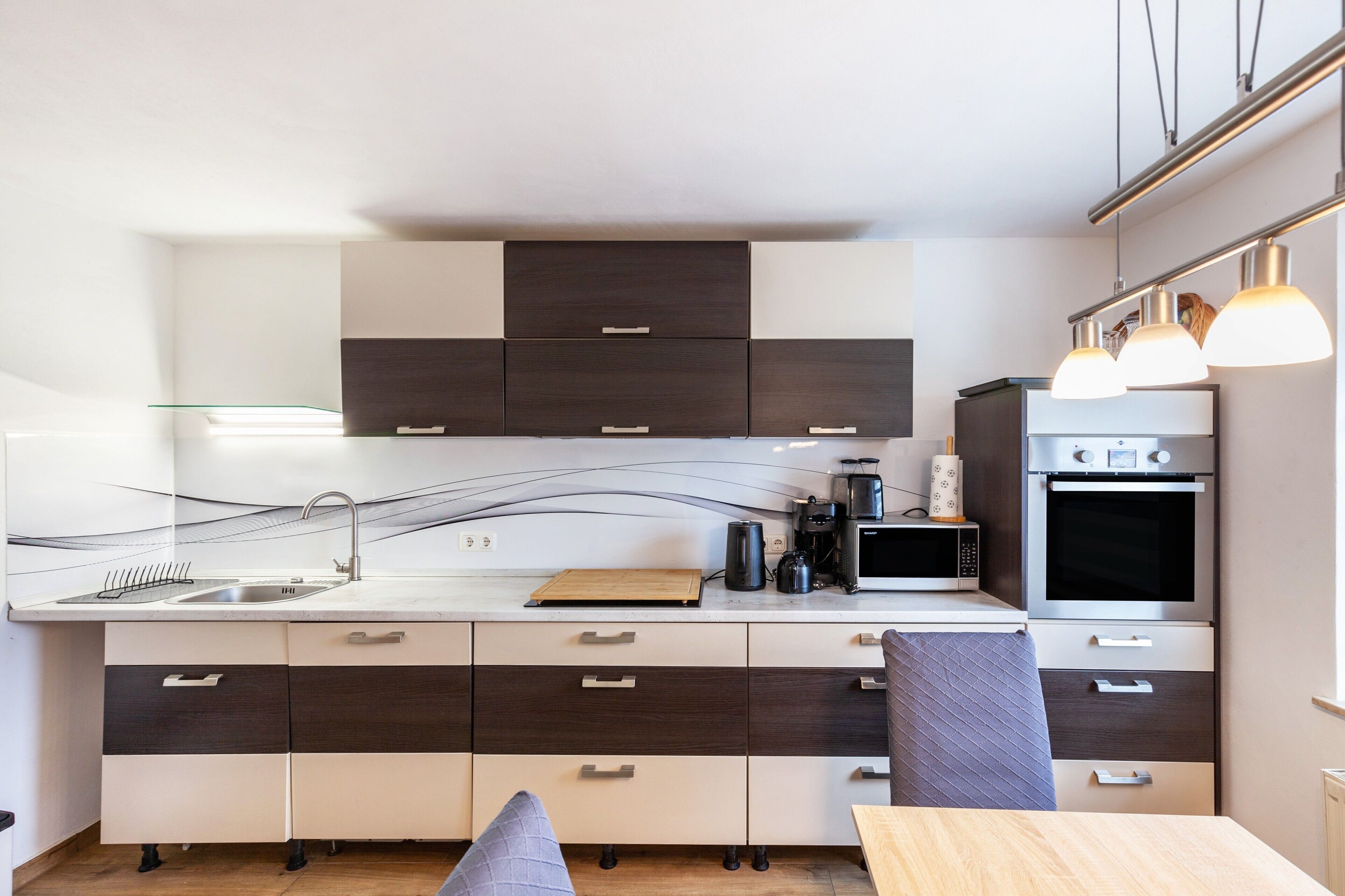Wasserkocher mit Kaffee-/Teezubehör, Kühlschrank, Mikrowelle, Ofen