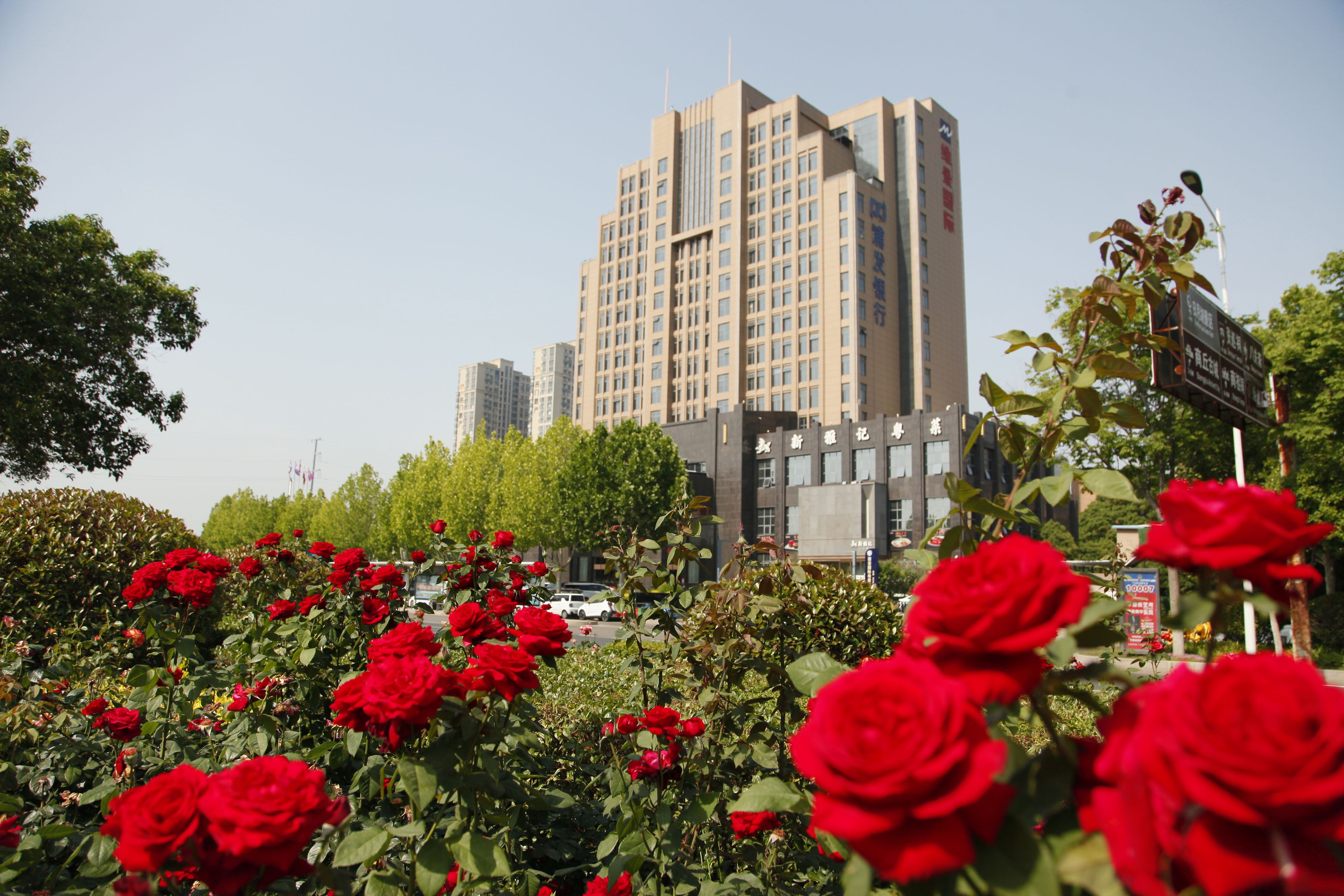 Un edificio de varias plantas con un diseño arquitectónico moderno.