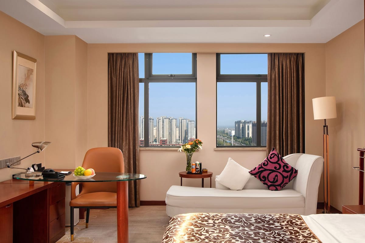 Quarto casal executivo, vista para a cidade | Cofres nos quartos, escrivaninha, espaço de trabalho para notebook