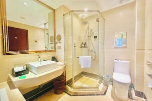 Quarto casal conforto, vista para a cidade | Banheiro | Produtos de toalete grátis, secador de cabelo, chinelos