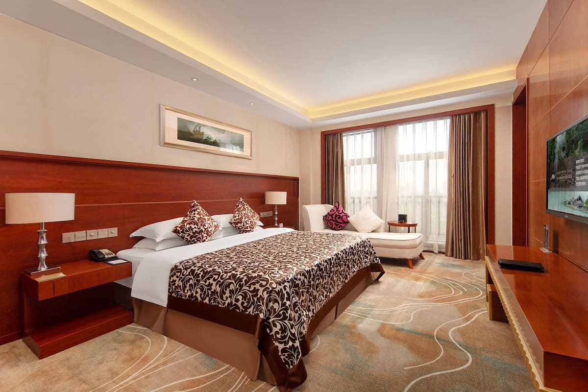 Superior Suite | In-room safe, desk, laptop workspace, blackout drapes